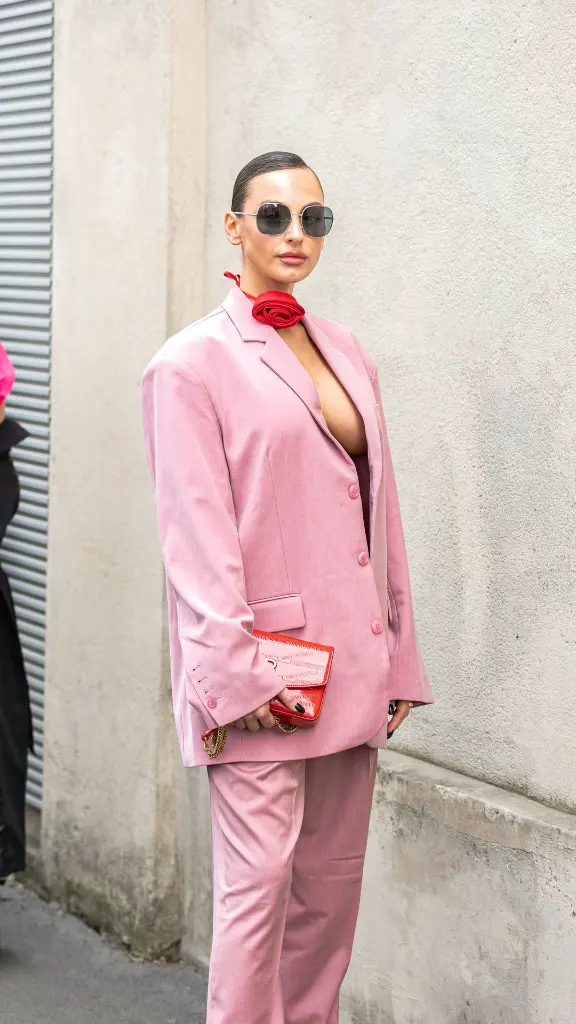 unsplash_os3qd8V-C2k_chaqueta de mujer rosada.jpg.jpg.webp