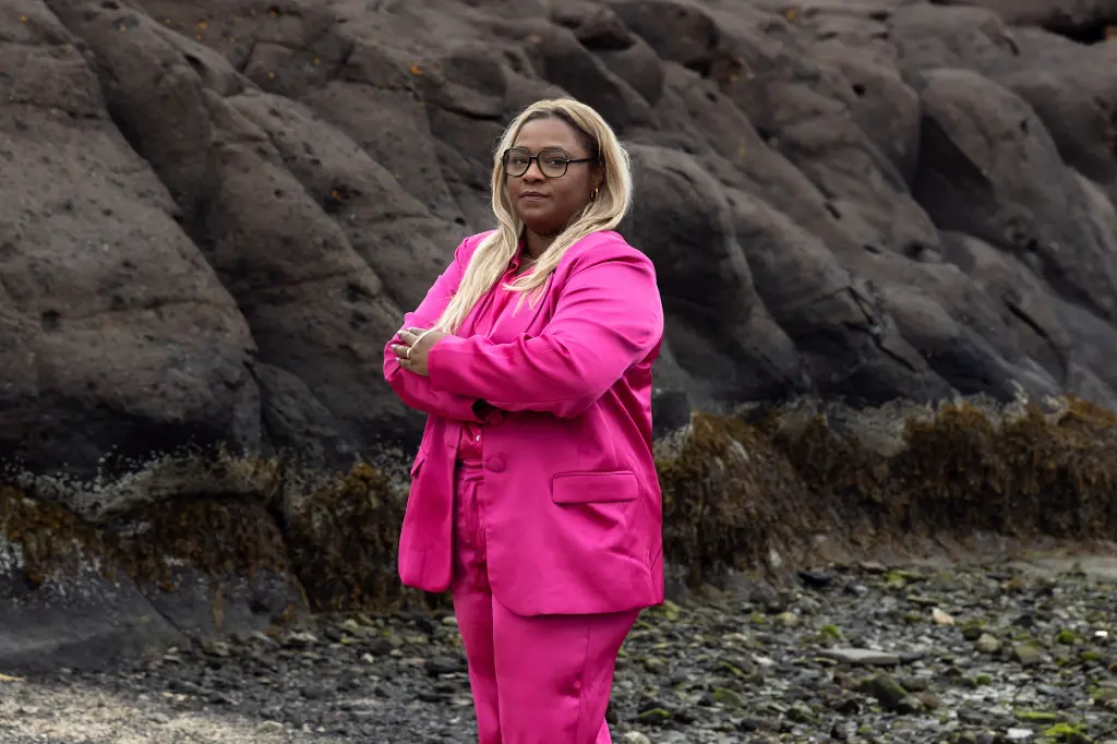 unsplash_cz_L4pK2cGY_chaqueta de mujer rosada.webp