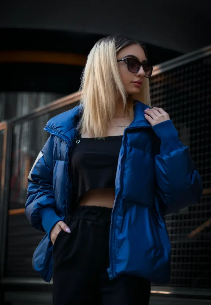 unsplash_cIRzx5WcTj0_chaqueta azul de mujer.jpg.jpg.jpg.jpg.jpg.jpg.jpg.jpg.webp