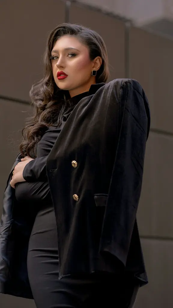 unsplash_khQaaat92GM_chaqueta de mujer amarilla.jpg.jpg.jpg.jpg.jpg.jpg.webp