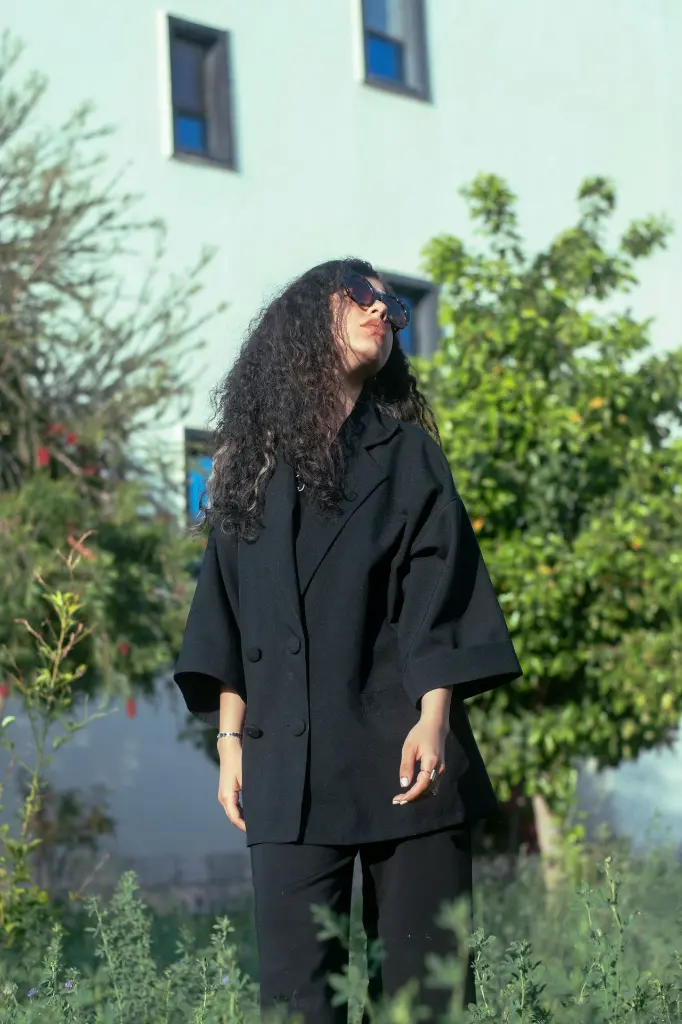 unsplash_KdX8wGWWTAk_chaqueta de mujer amarilla.jpg.jpg.jpg.webp