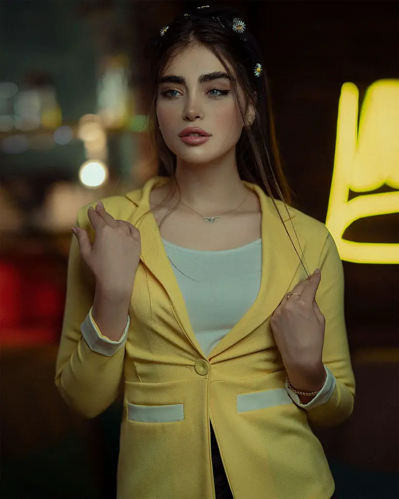 unsplash_VwR_-LlJFsc_chaqueta de mujer amarilla.jpg.webp