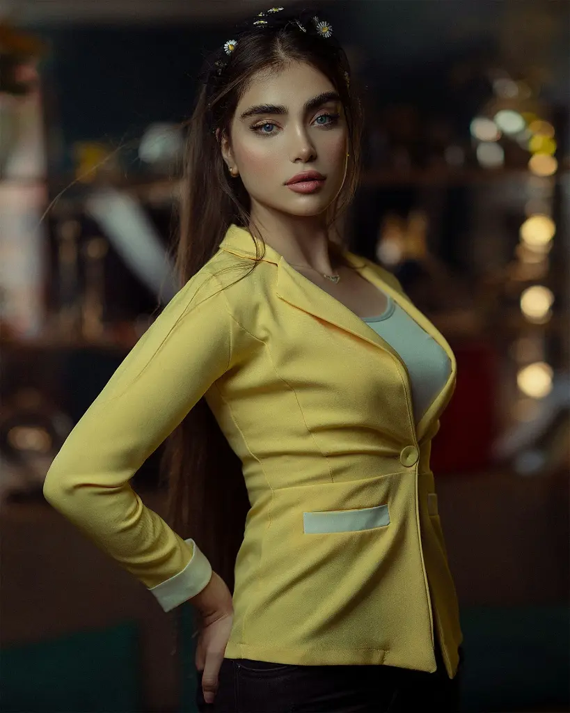 unsplash_yQWkTb1TaAg_chaqueta de mujer amarilla.webp