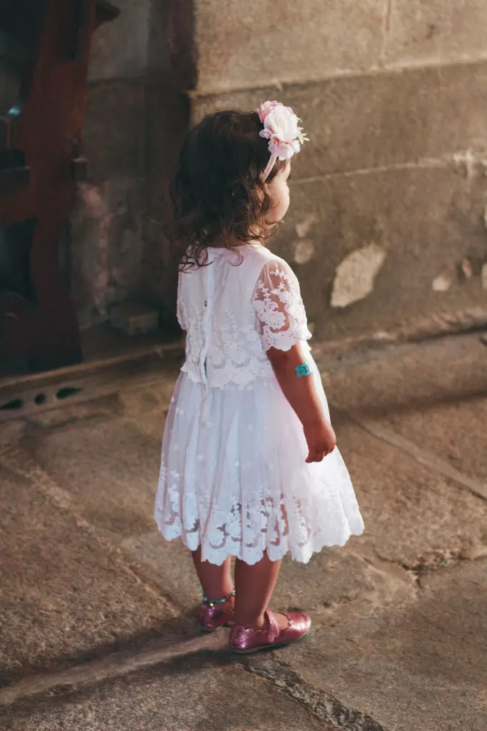 unsplash_rpQqdu8jxDw_vestido de niña.jpg.jpg.jpg.webp